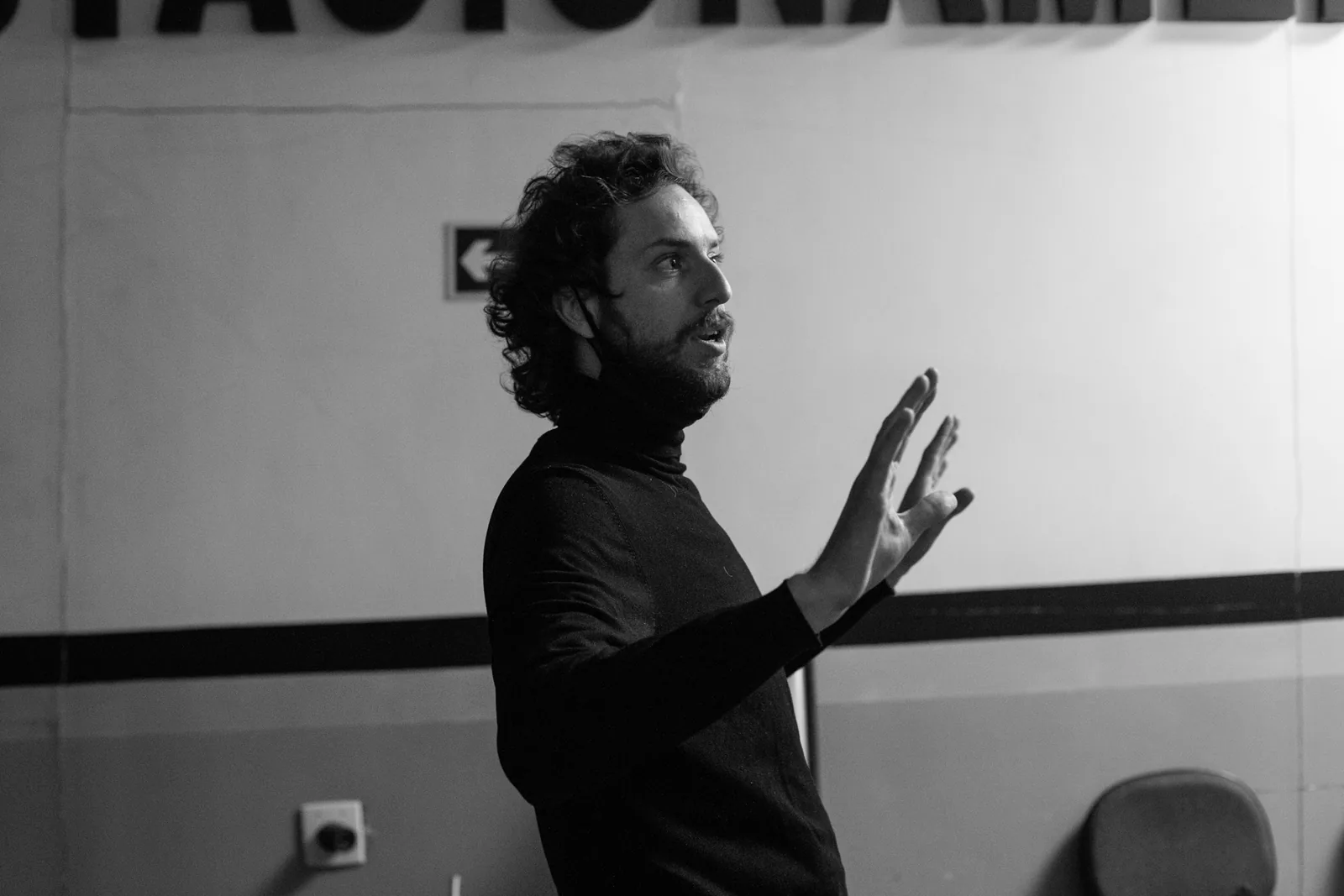Caio Amon directing, gesturing in profile